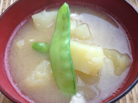 新じゃが鶏皮絹さやのお味噌汁♪